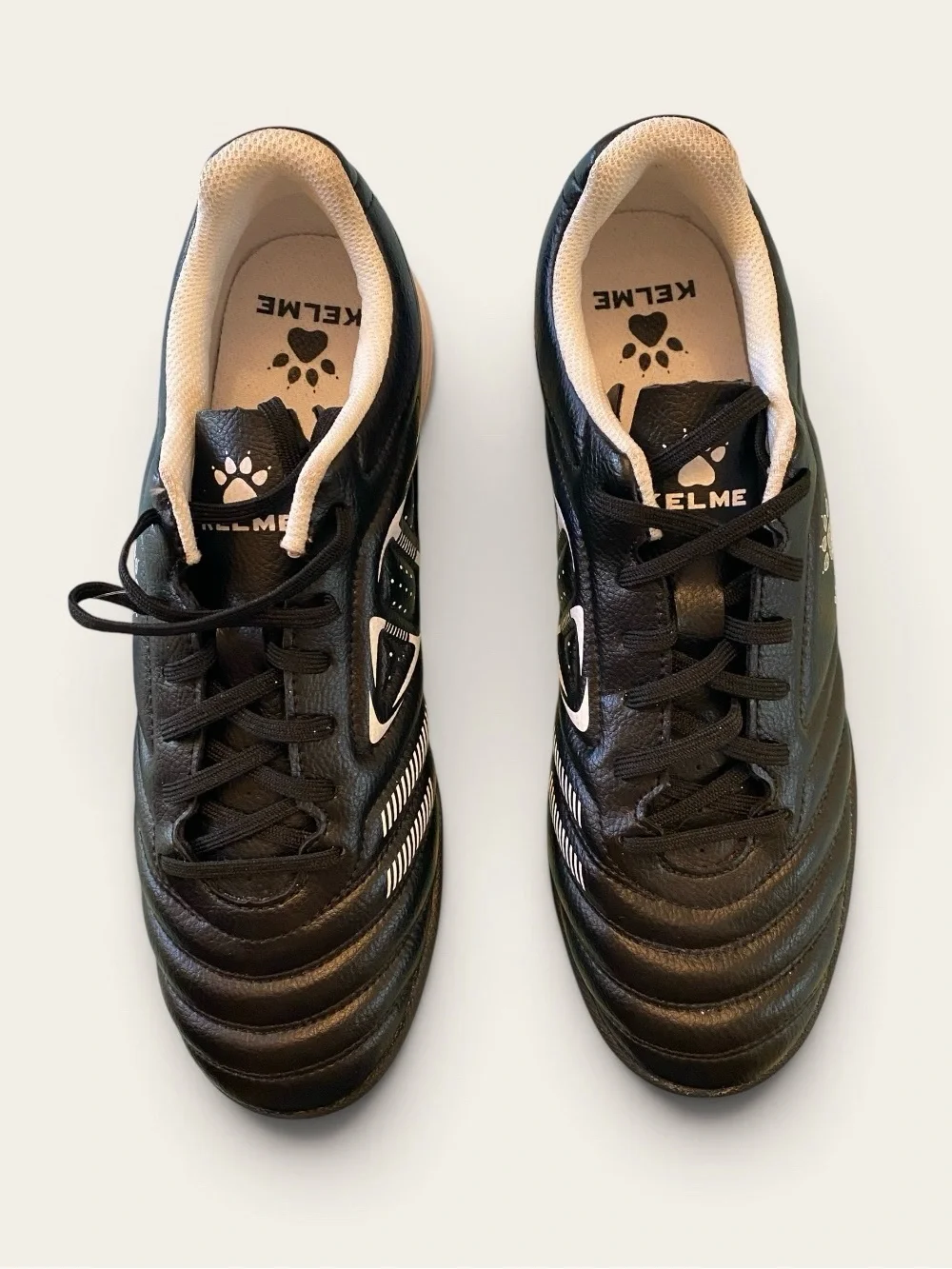 Kelme NWT Men’s Black Athletic Turf Soccer Shoes with White Accents Size 9.5
